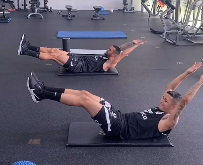 Renato Augusto e Adson trabalharam com a fisioterapia nesta terça-feira (Foto: Reprodução/Instagram)