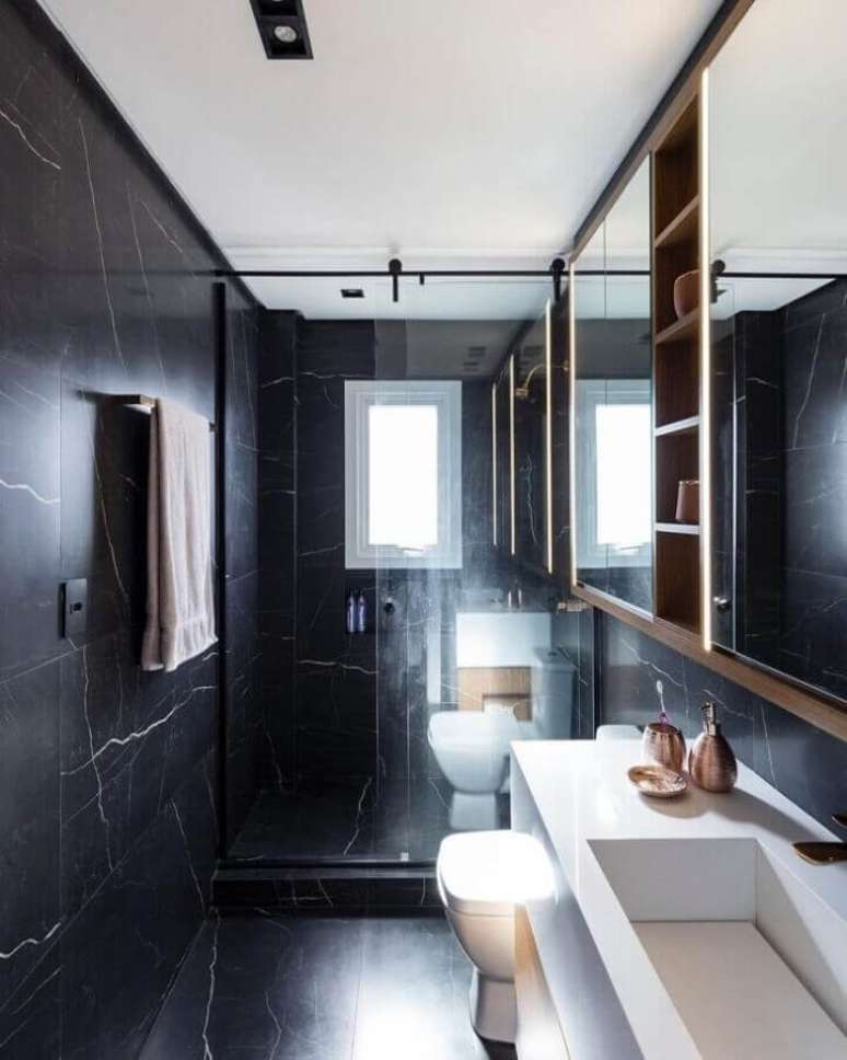 42. Mármore preto para decoração de banheiro pequeno e bonito – Foto: Natalia Lazzarotto