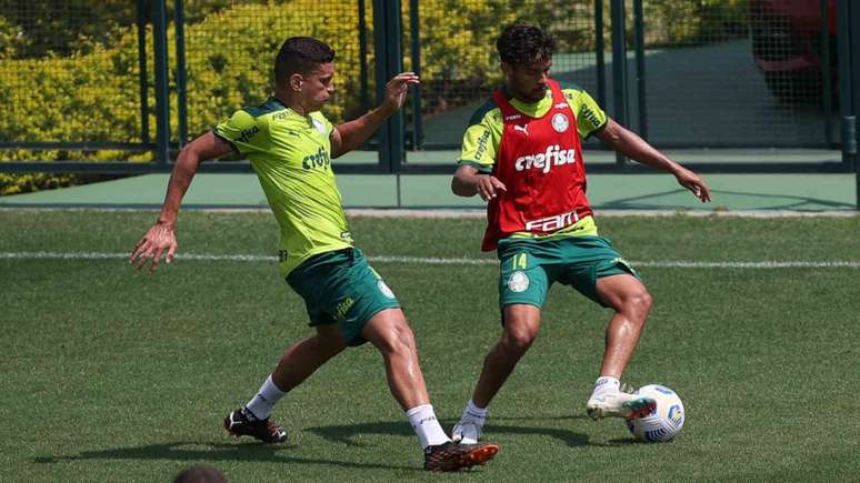 Renan e Gustavo Scarpa, do Palmeiras, durante treinamento, na Academia de Futebol. (Foto: Cesar Greco)