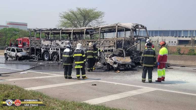 Bombeiros tentam conter incêndio no ônibus, que ficou completamente destruído após o acidente