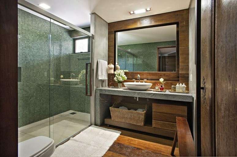 13. Banheiro bonito amadeirado decorado com pastilha verde na área do box – Foto: Gislene Lopes