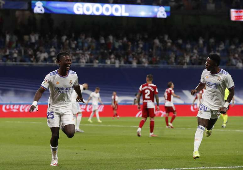 Eduardo Camavinga e Vinícius Júnior comemoram um dos cinco gols da vitória do Real Madrid por 5 a 2 sobre o Celta de Vigo.