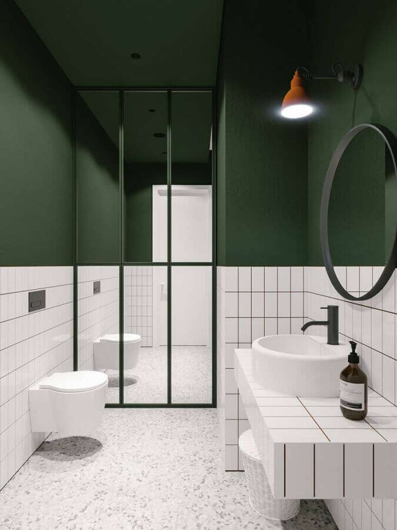 1. Decoração minimalista para banheiro bonito verde e branco – Foto: Emily Henderson