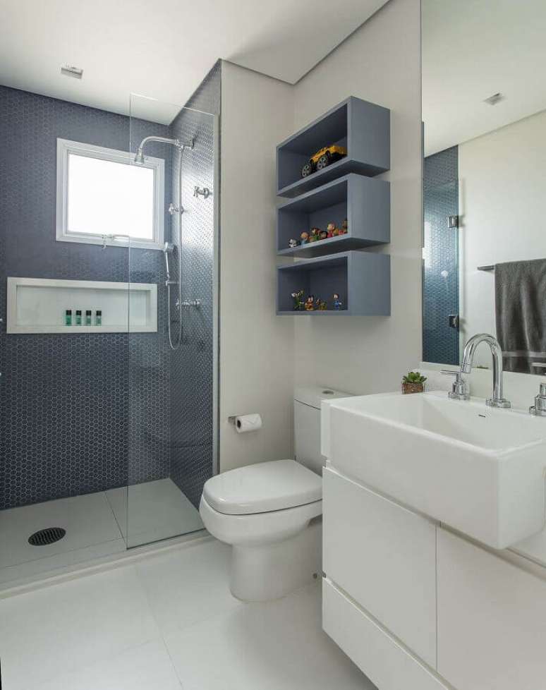 15. Banheiro simples e bonito decorado com revestimento hexagonal azul na área do box – Foto: Karina Korn