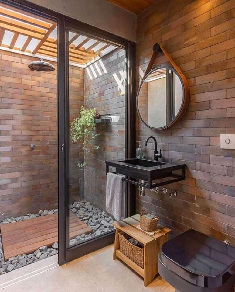 49. Parede de tijolinho para decoração de banheiro bonito e rustico – Foto: Priscila Valente Arquitetura