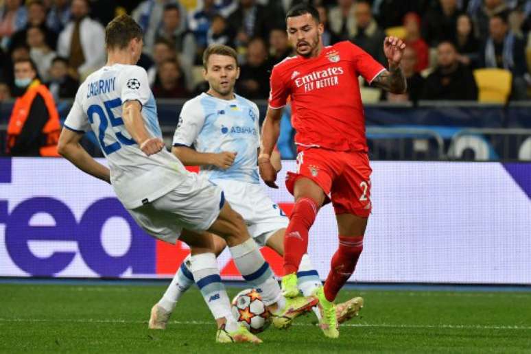 Disputa de bola entre jogadores do Dínamo Kiev e Benfica na Champions League (Foto: Genya SAVILOV / AFP)