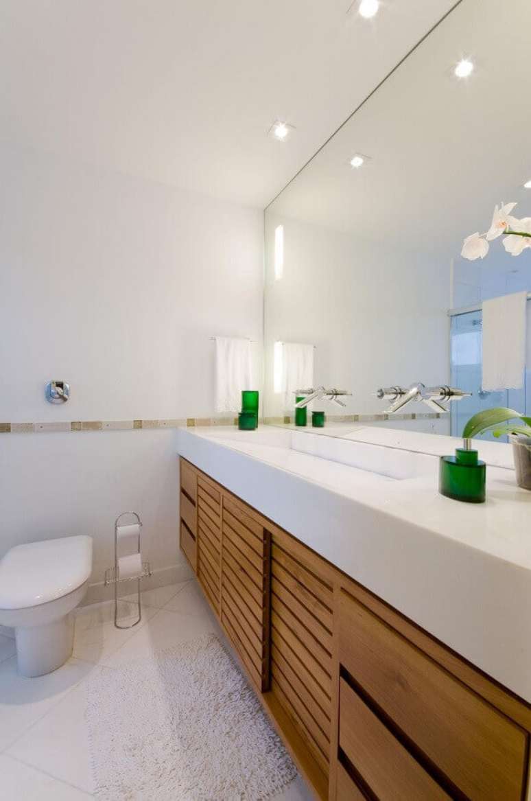 16. Banheiro simples e bonito todo branco decorado com gabinete de madeira suspenso – Foto: Leticia Araújo