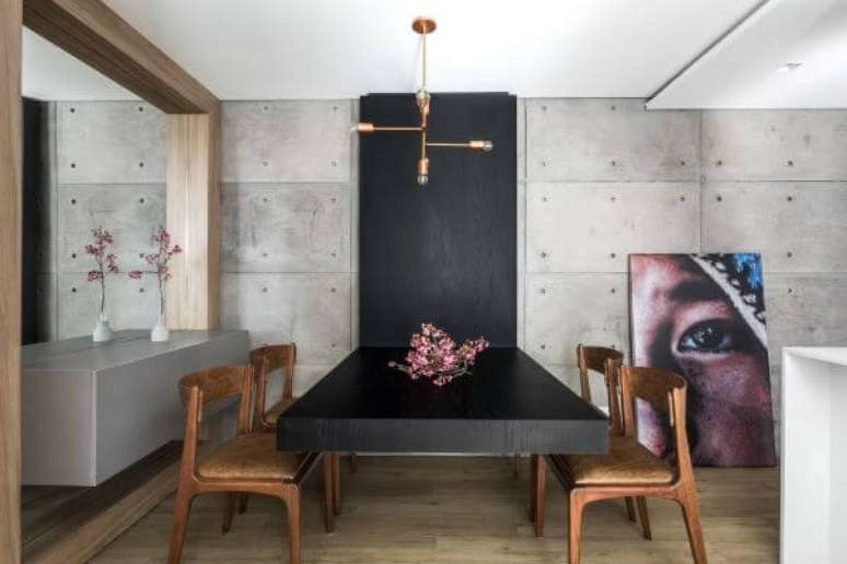 33. Vaso de flor para sala de jantar moderna com cadeiras de madeira – Foto Unic Arquitetur