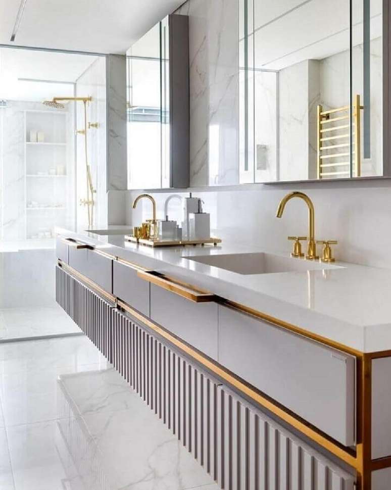 43. Metais dourados para decoração de banheiros bonitos e modernos – Foto: Mariana Pesca Arquitetura