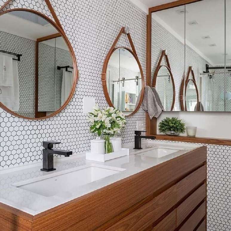 37. Espelho redondo para decoração de banheiro pequeno com revestimento hexagonal branco – Foto: Estúdio AE Arquitetura