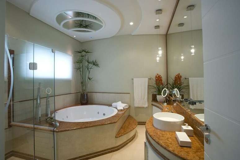 28. Decoração de banheiro bonito planejado com banheira de hidromassagem – Foto: Aquiles Nicolas Kílaris