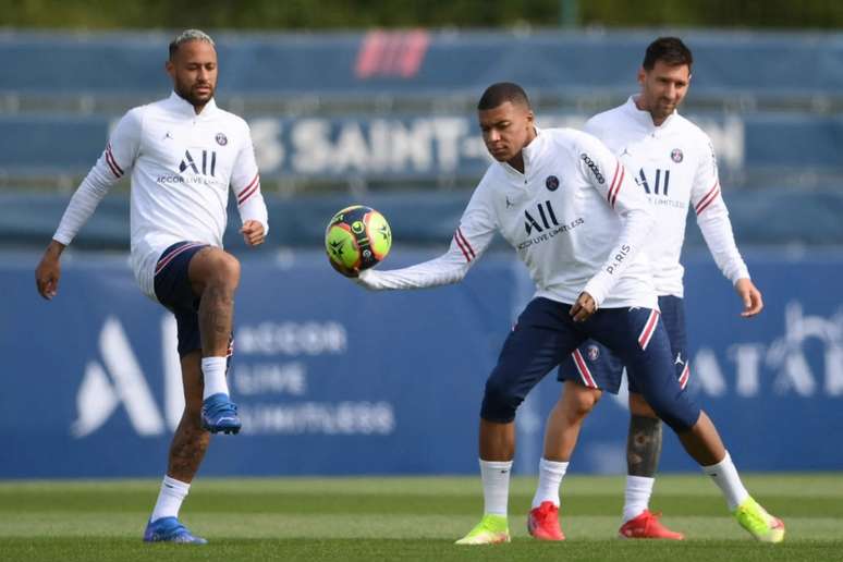 Trio de ataque do PSG com Neymar, Messi e Mbappé deverá ser utilizado pela primeira vez (Foto: FRANCK FIFE / AFP)
