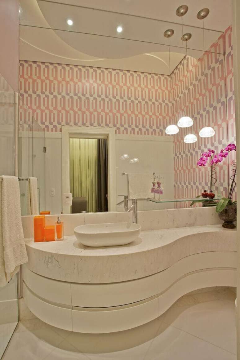 46. Papel de parede delicado para decoração de banheiro bonito em cores claras com bancada planejada – Foto: Aquiles Nicolas Kílaris