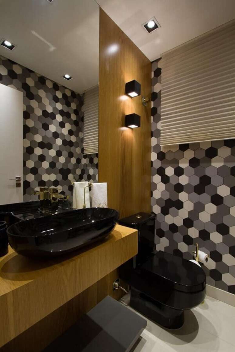 58. Revestimento hexagonal para banheiros bonitos e modernos decorados em tons de cinza com detalhes em madeira – Foto: Cristina Reinert