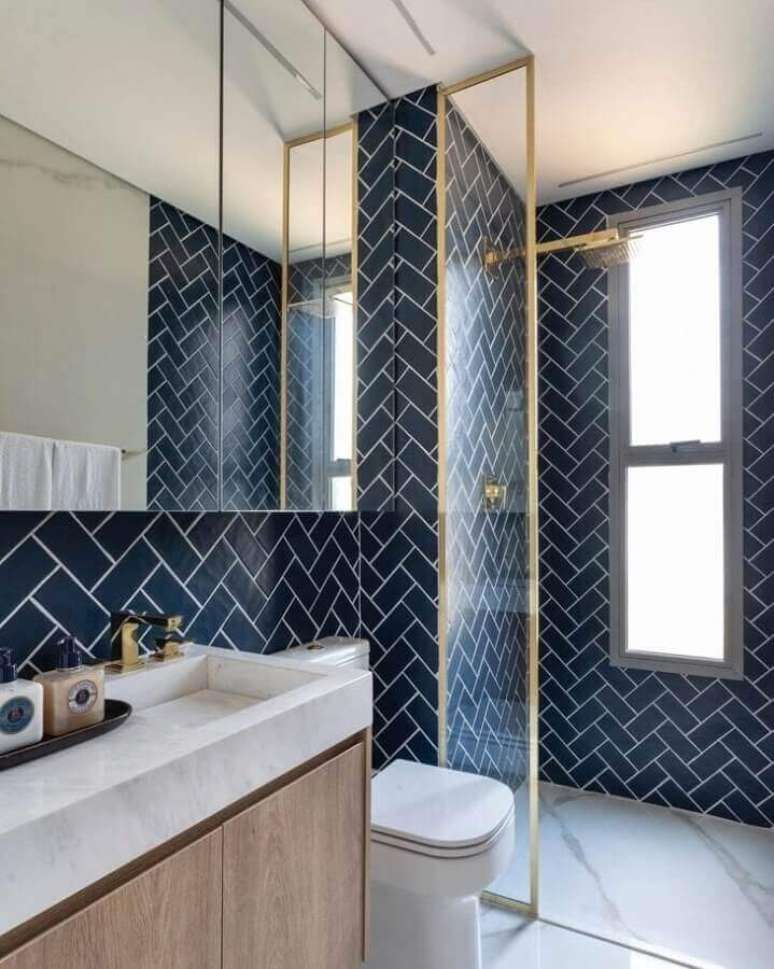 55. Revestimento azul marinho para banheiro bonito decorado com detalhes em dourado – Foto: Sala 2 Arquitetura