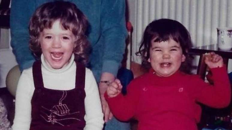 Victoria Scott e a irmã Clare na infância
