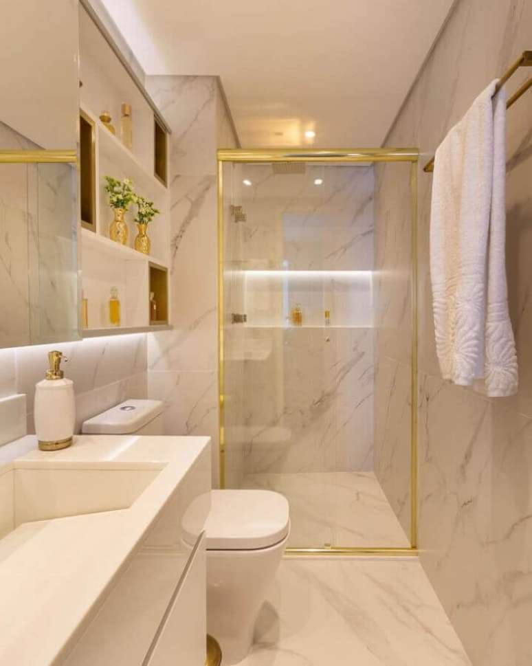 8. Banheiro bonito e pequeno de luxo decorado com mármore e detalhes em dourado de metais – Foto: Monise Rosa Arquitetura