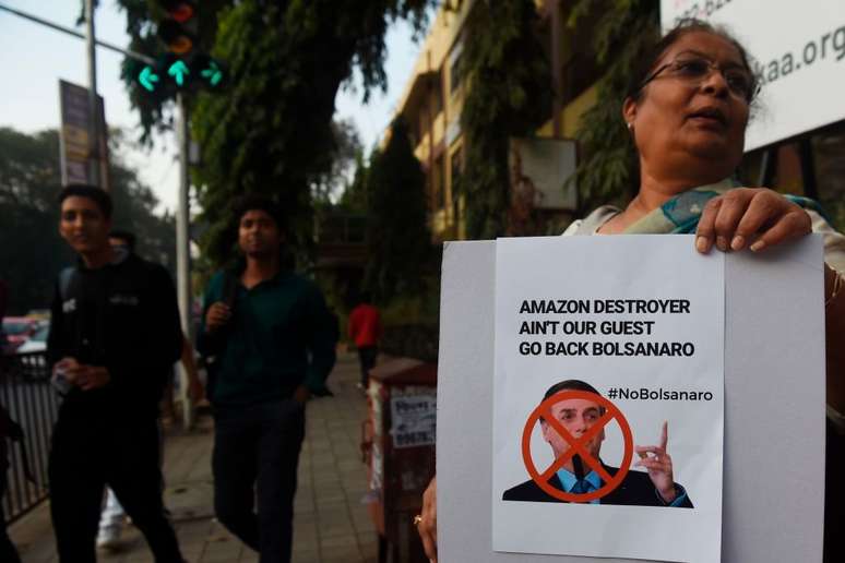 'Destruidor da Amazônia não é nosso convidado. Volte para casa, Bolsonaro', diz cartaz de protesto em inglês durante a visita do presidente brasileiro à Índia, em janeiro de 2020