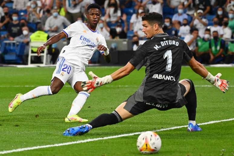 Gol de Vini Jr. pelo Real Madrid contra o Celta mostrou que atacante está confiante (Foto: GABRIEL BOUYS / AFP)