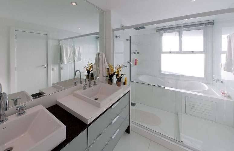 38. Gabinete preto para decoração de banheiro bonito todo branco com banheira de hidromassagem – Foto: Archdesign Studio