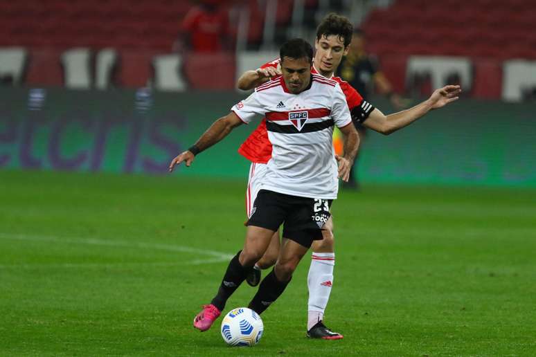 Éder, jogador do São Paulo, durante partida contra o Internacional