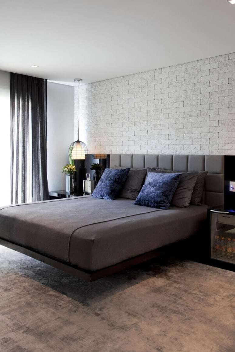 49. Parede tijolinho para quarto cinza decorado com cabeceira almofadada planejada – Foto: Marcelo Rosset Arquitetura