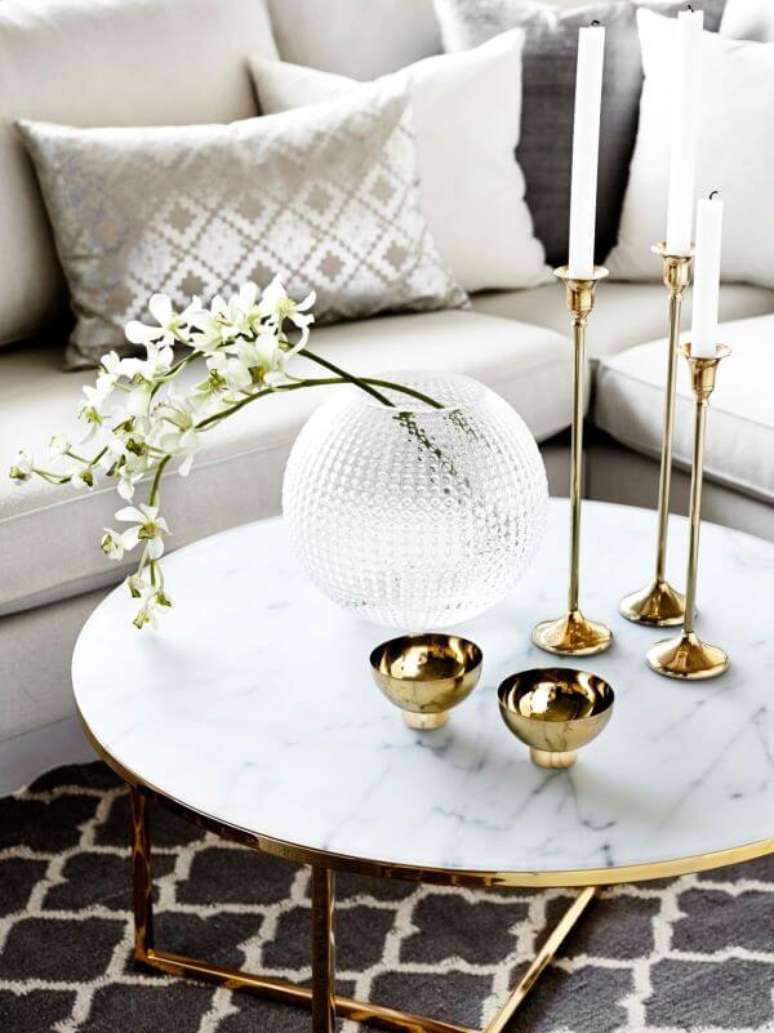 43. Sala de estar com almofadas na cor prata e moveis com dourado &ndash; Foto Archidea