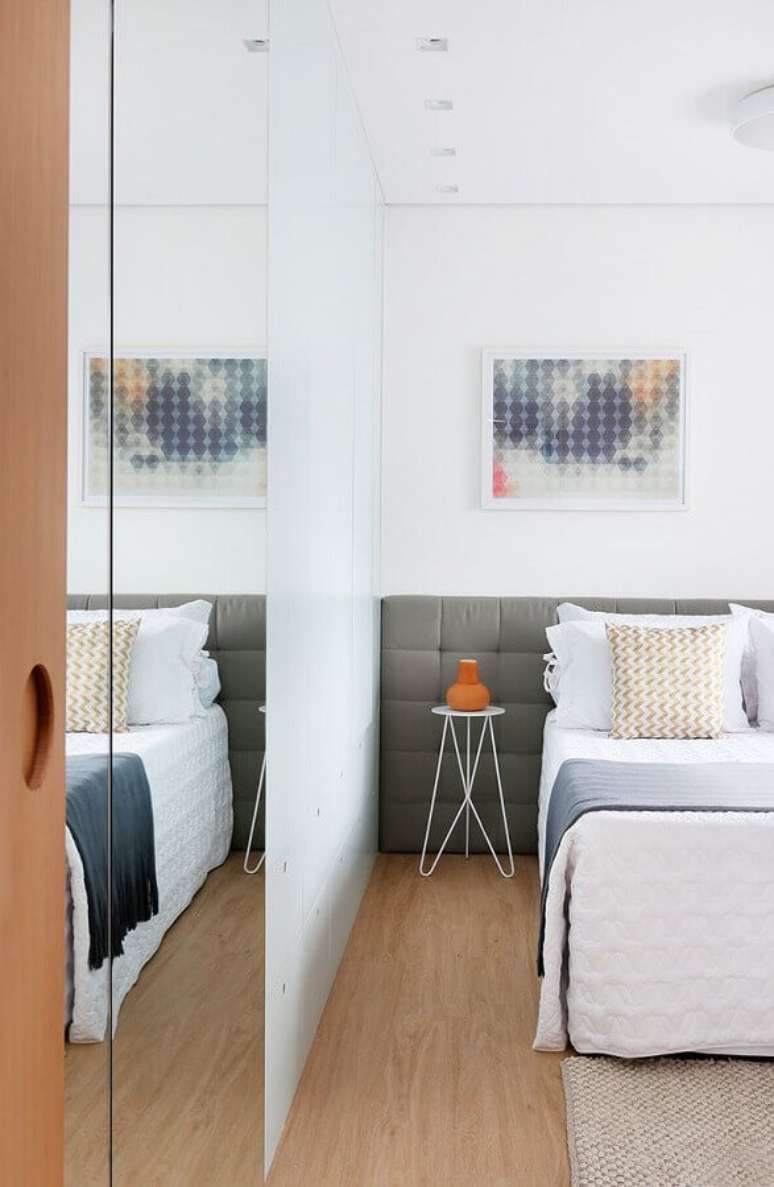 19. Cabeceira de cama almofadada para decoração de quarto branco – Foto: Decor Fácil