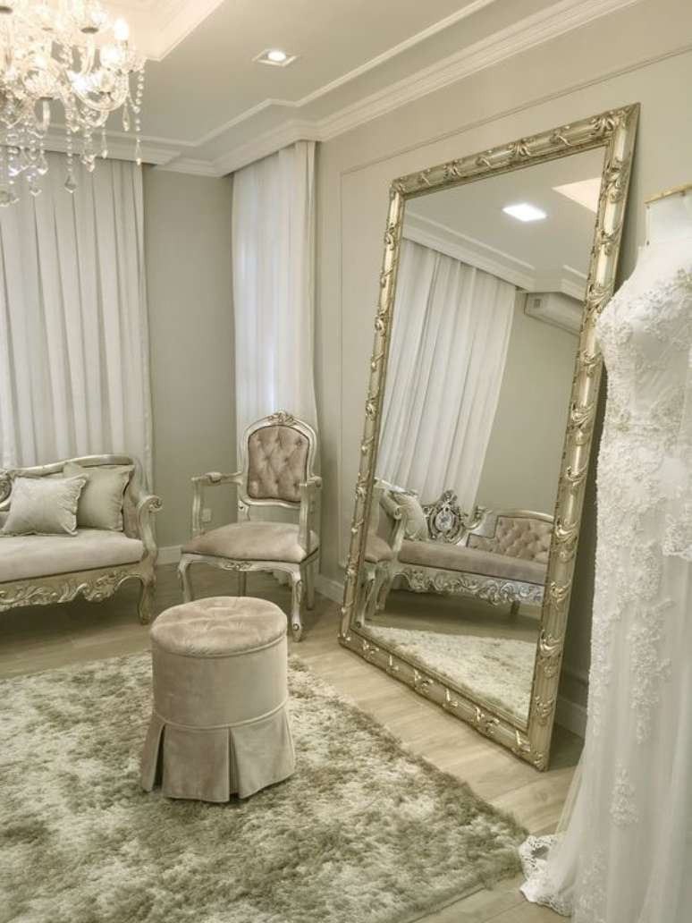 40. Sala cl&aacute;ssica com espelho prata e moveis com detalhes na mesma cor &ndash; Foto Spazio