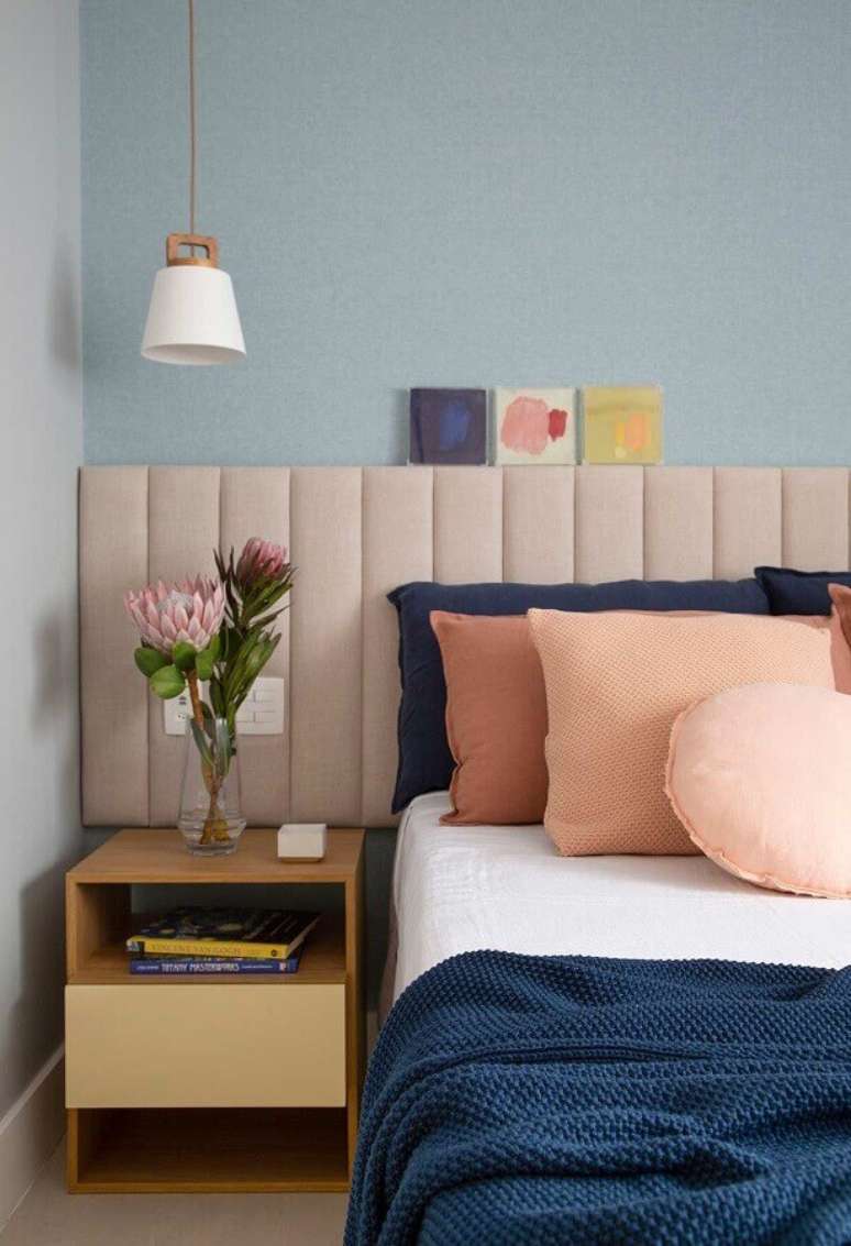 37. Decoração de quarto com parede azul claro e cabeceira almofadada rosa – Foto: Amanda Miranda Arquitetura