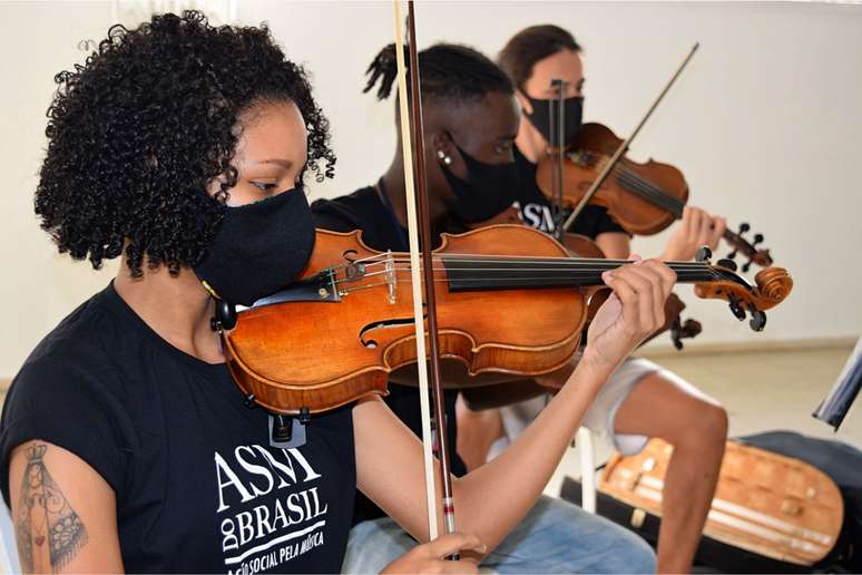 Samuel é um dos destaques em orquestra de jovens no Rio de Janeiro