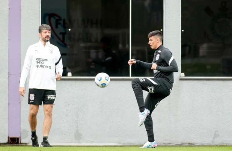 Luciano Rosa durante trabalho com o jovem Gustavo Mantuan (Foto: Rodrigo Coca/Ag. Corinthians)