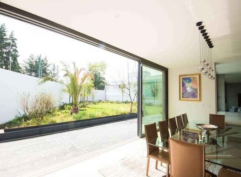 24. Invista em uma ampla porta de vidro para sala de jantar. Fonte: Homify