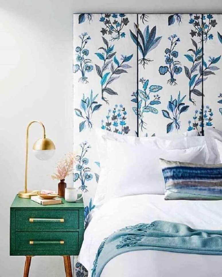 50. Quarto branco decorado com cabeceira almofadada estampada e criado mudo retro – Foto: Home Fashion Trend