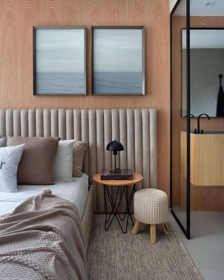 15. Cabeceira almofadada moderna para quarto de casal decorado com parede de madeira – Foto: Carlos Carvalho