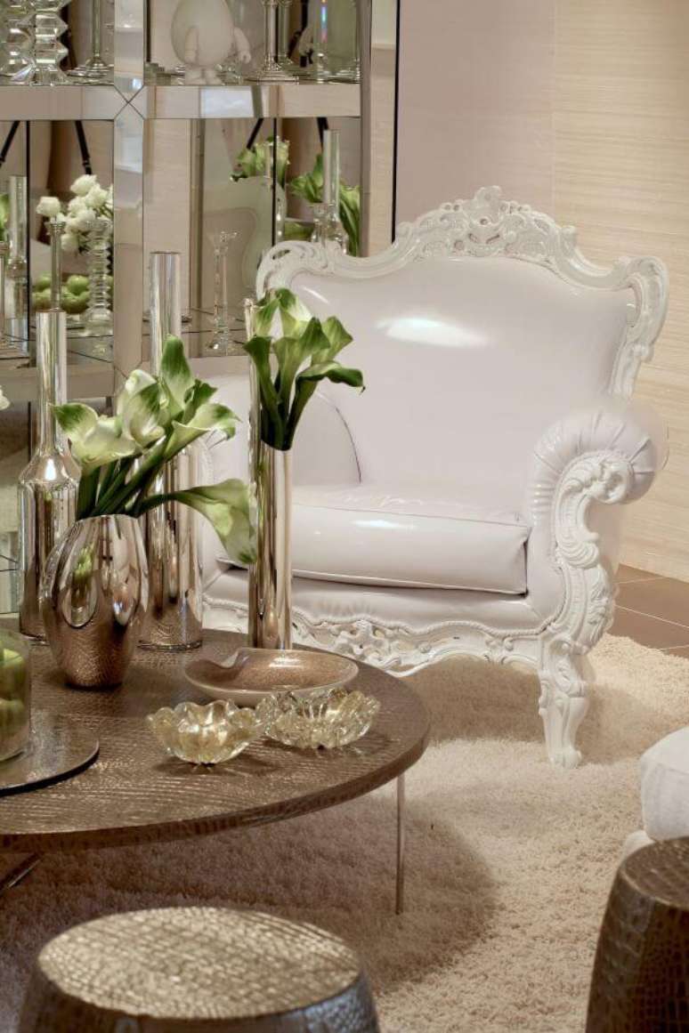 50. Vasos na cor prata para flores cl&aacute;ssica e decora&ccedil;&atilde;o luxuosa &ndash; Foto Brunete Graccaroli