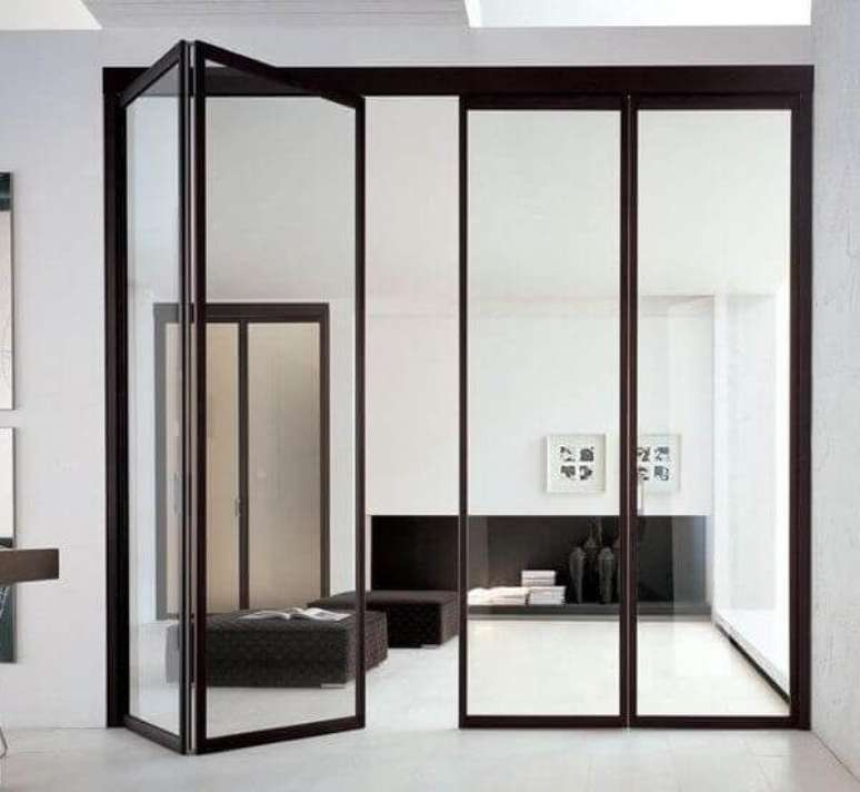 38. Porta de vidro para sala camarão com acabamento preto. Fonte: Decoração de Casa