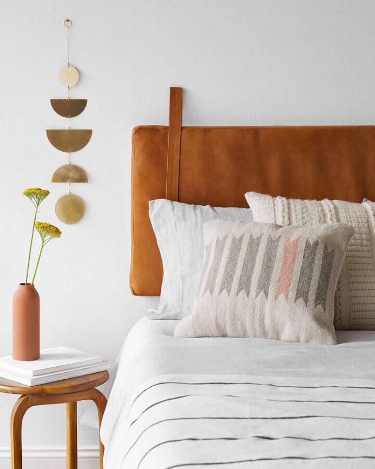 43. Decoração simples para quarto branco com cabeceira de cama almofadada marrom – Foto: Apartment Therapy