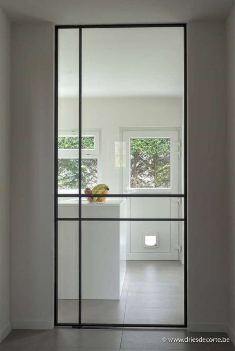 23. Invista em portas de ferro com vidro para sala e cozinha. Fonte: Driesdecorte