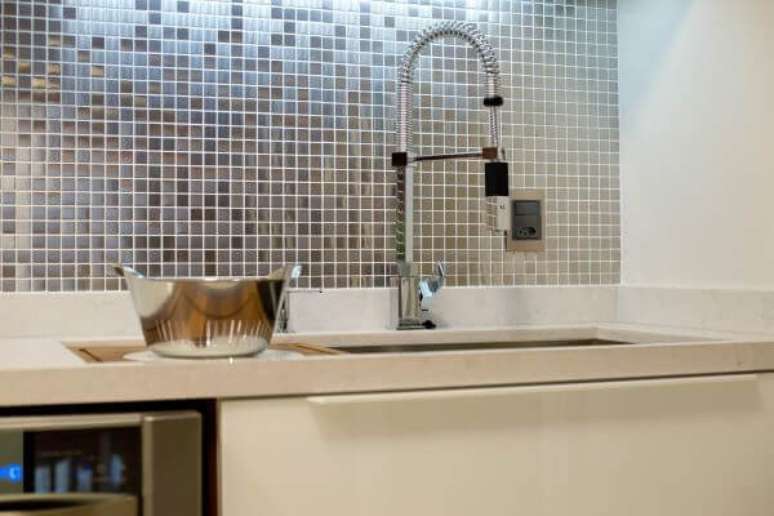 52. Cozinha com pastilha com diferentes tipos de cor prata &ndash; Foto Archdesign Studio