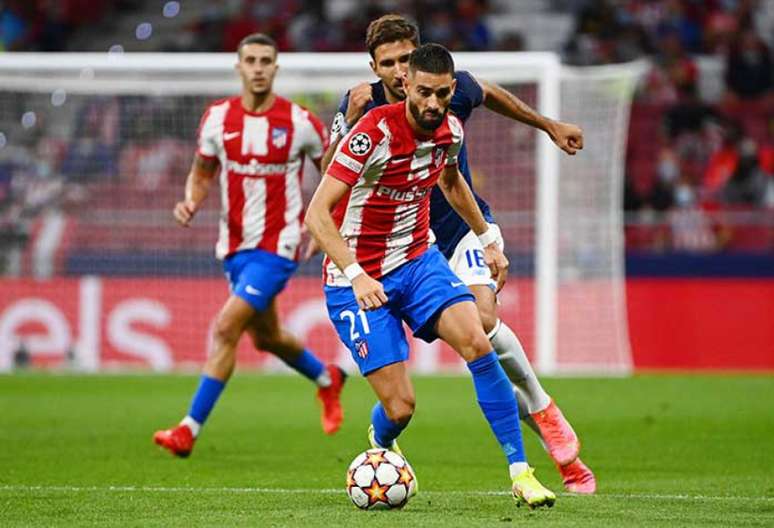 Atlético de Madrid e Porto ficaram no empate na estreia da Champions League (Foto: GABRIEL BOUYS / AFP)