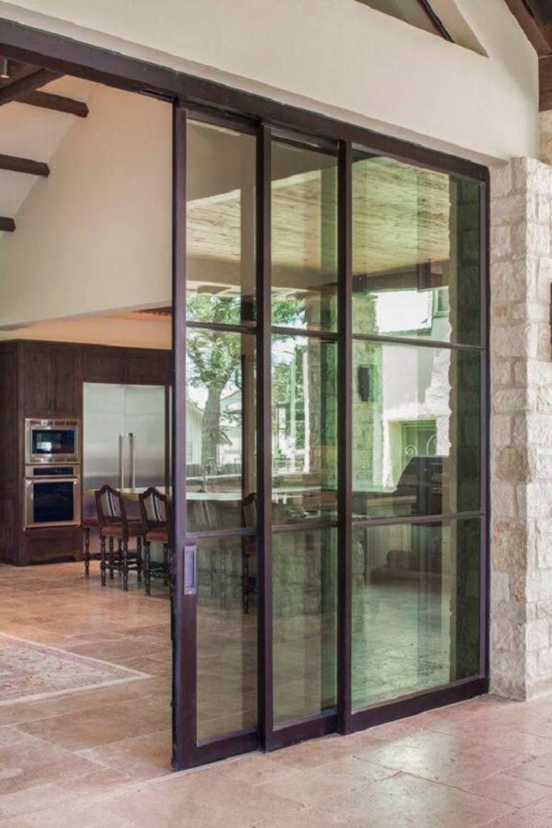 33. Os modelo de porta de vidro para sala permitam uma visão mais ampla da área externa do imóvel. Fonte: Amazing Door Photos