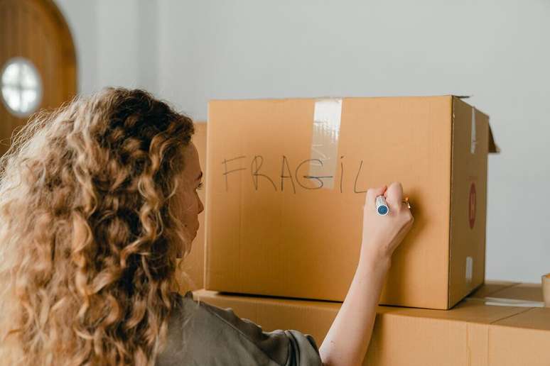 4. Faça marcações nas caixas de mudança para facilitar na hora de desempacotar – Foto: Pexels