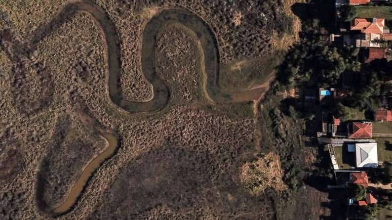 Crise hídrica e do setor elétrico é um dos fatores de incerteza para o PIB de 2022; na foto, o lago de Furnas em Minas Gerais um julho deste ano, abaixo dos 27% de capacidade