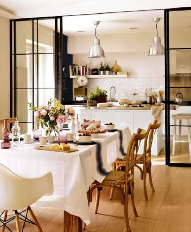 21. Cozinha integrada com sala de estar dividida por porta de correr de vidro. Fonte: El Mueble