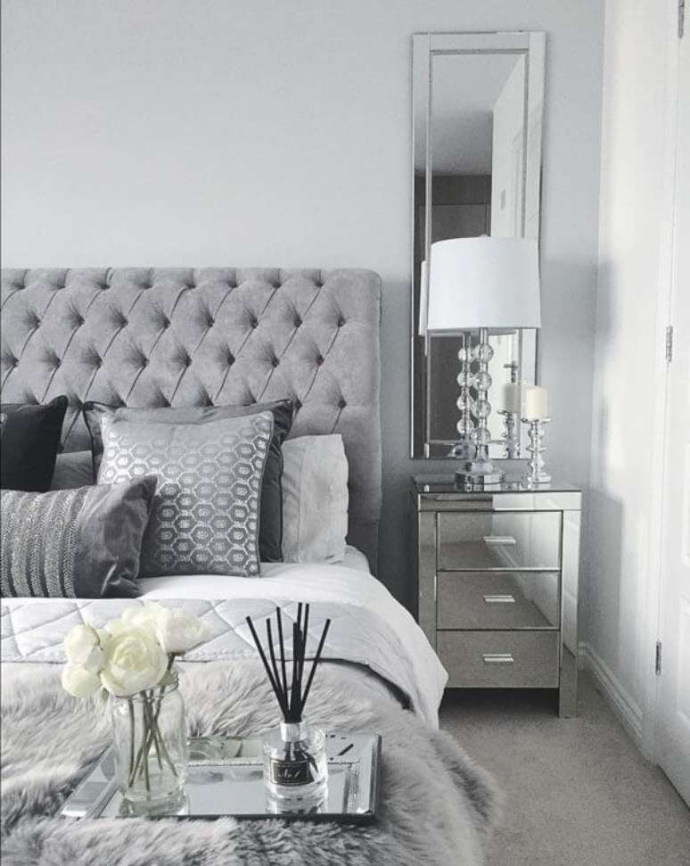 4. Quarto de casal com moveis e decora&ccedil;&atilde;o cor prata &ndash; Foto Elitte Sofa