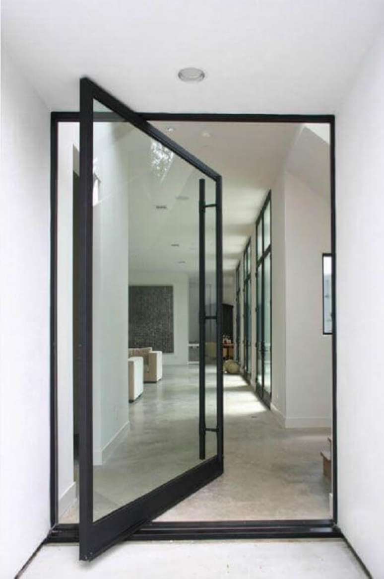 40. Porta de vidro para sala com design pivotante e estrutura de ferro preto. Fonte: Allen Bianchi Architects