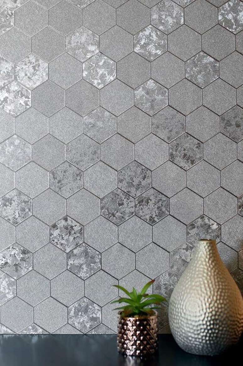 20. Decora&ccedil;&atilde;o cor prata hexagonal com vasos metalizados &ndash; Foto Papel de Parede dos anos 70