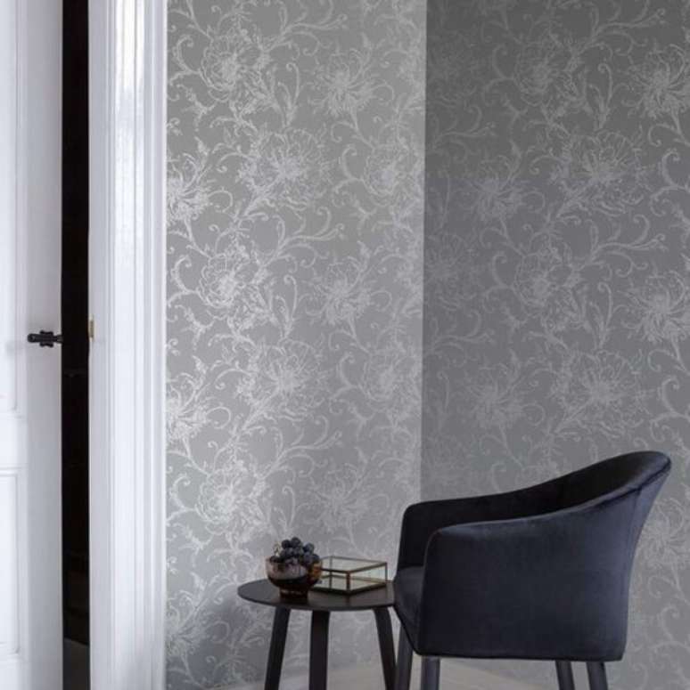 25. Papel de parede cor prata e poltrona azul marinho &ndash; Foto