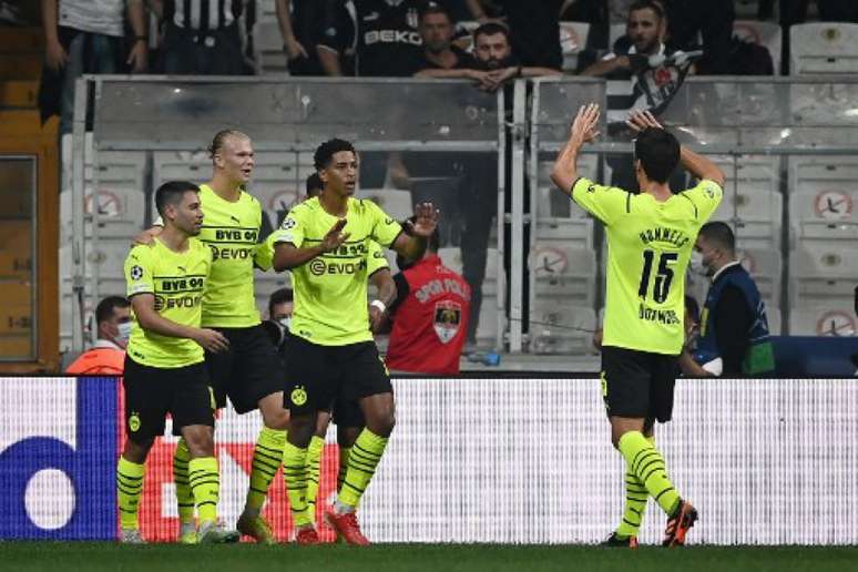 Jogadores do Borussia Dortmund comemoram gol na vitória desta quarta-feira (Foto: OZAN KOSE / AFP)